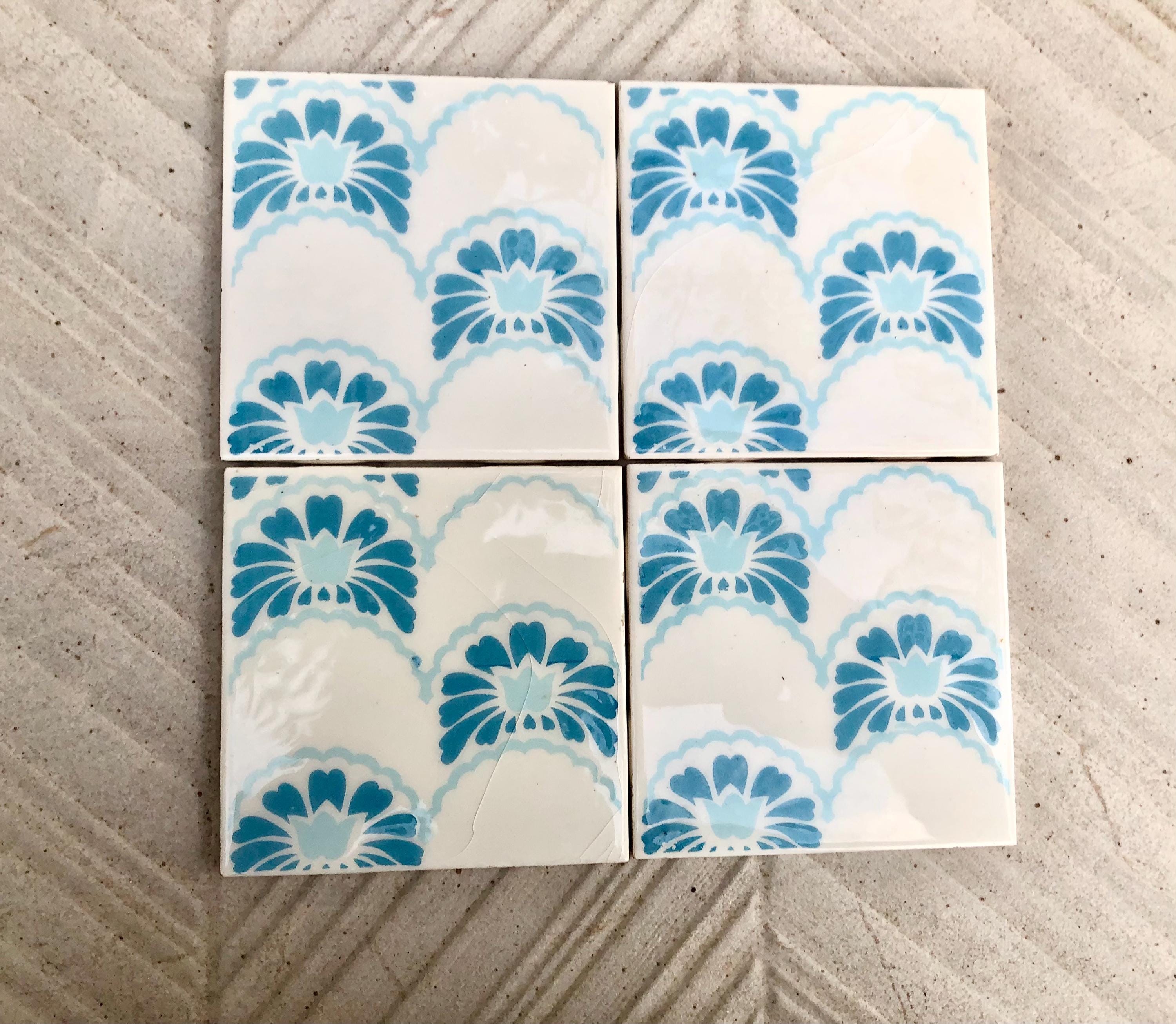 Vintage blau + weiß glasierte Retro-Fliesen. UNBENUTZTE MCM geometrische Blumen Dekofliesen Wandbild 12er Set.  60er Jahre Wanddeko, Mid Century Wandkunst
