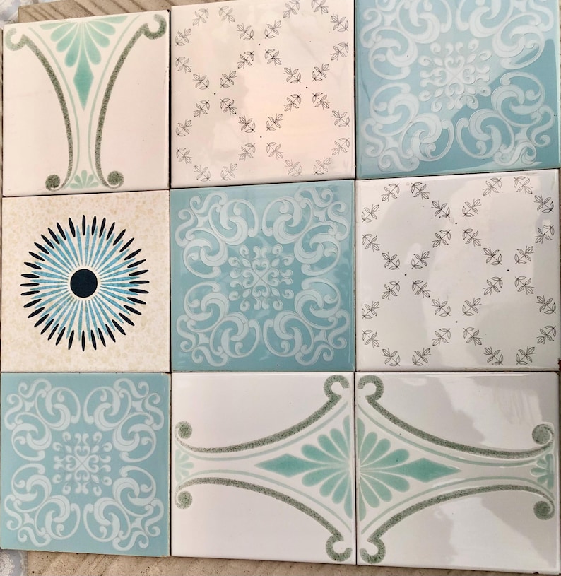 9 Spanish vintage tiles from the 60s - 70s – Blue + white floral tiles, unused + reclaimed, photo 1 of 9
