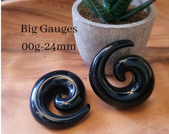 Par de tapones para los oídos negros con forma de herradura en espiral, de 24 mm, 22 mm, 20 mm, 18 mm, 16 mm, 14 mm y 12 mm, con calibres de 0,00 g, 1/2, 9/16, 5/8, 3/4 y 7/8.