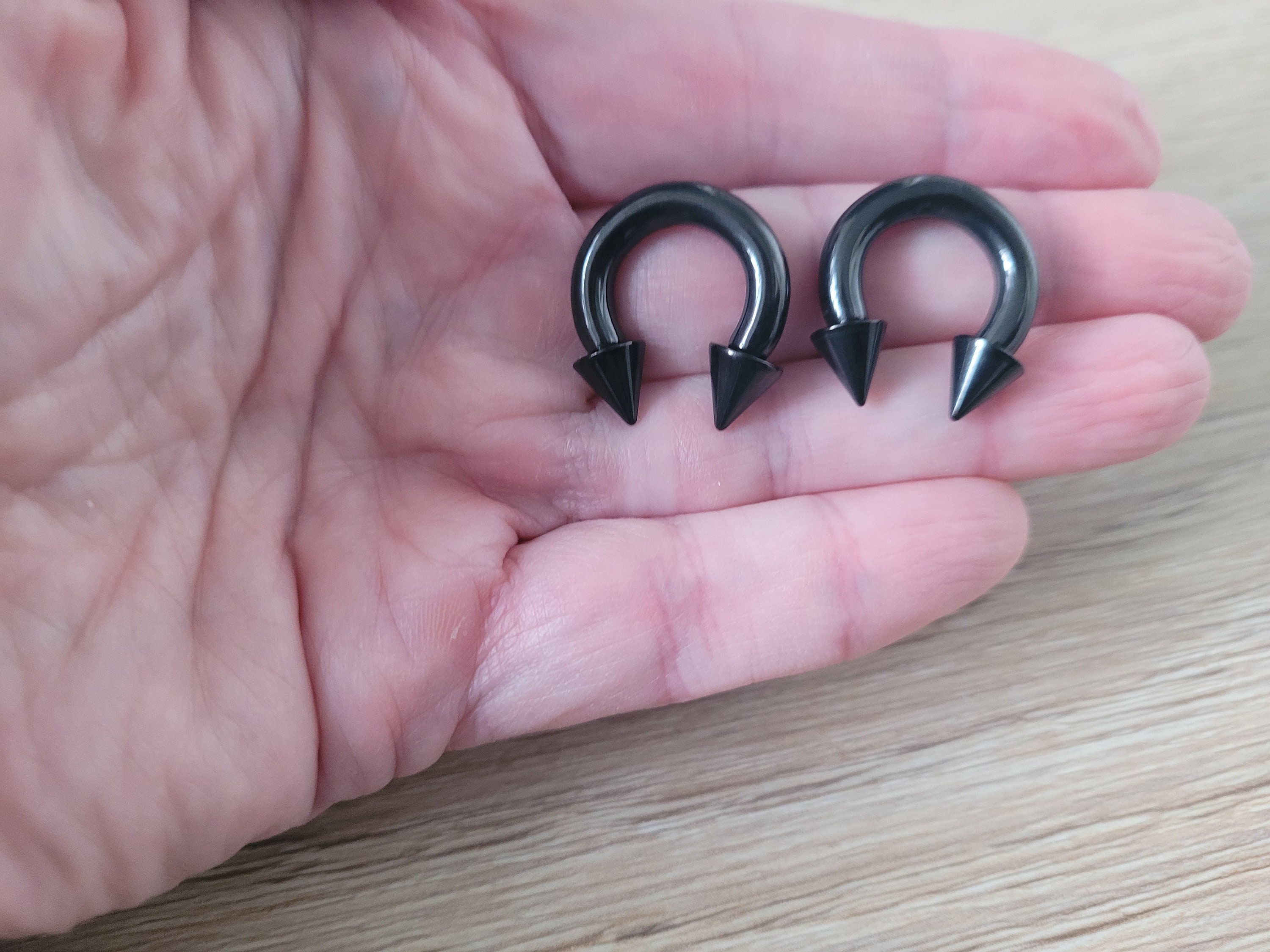 Aazon.co: ZS Surgical Steel Spiked Horseshoe Circular Barbell, 00G 0G