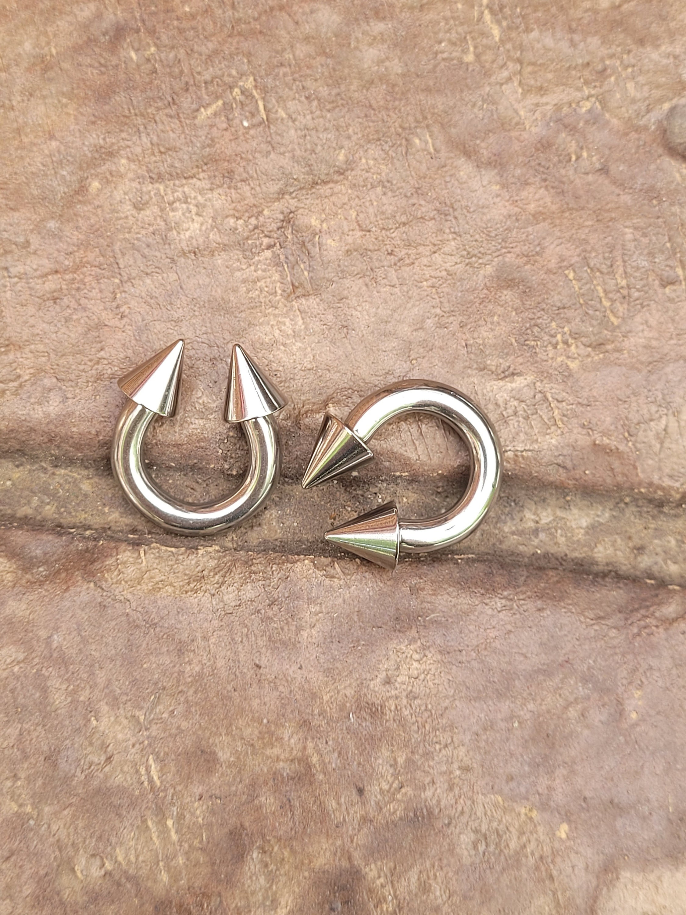 2 Anelli A Ferro Di Cavallo In Acciaio Chirurgico 316L – Bilancieri Circolari Filettati, 5mm, Ipoallergenici, Per Piercing - copertina