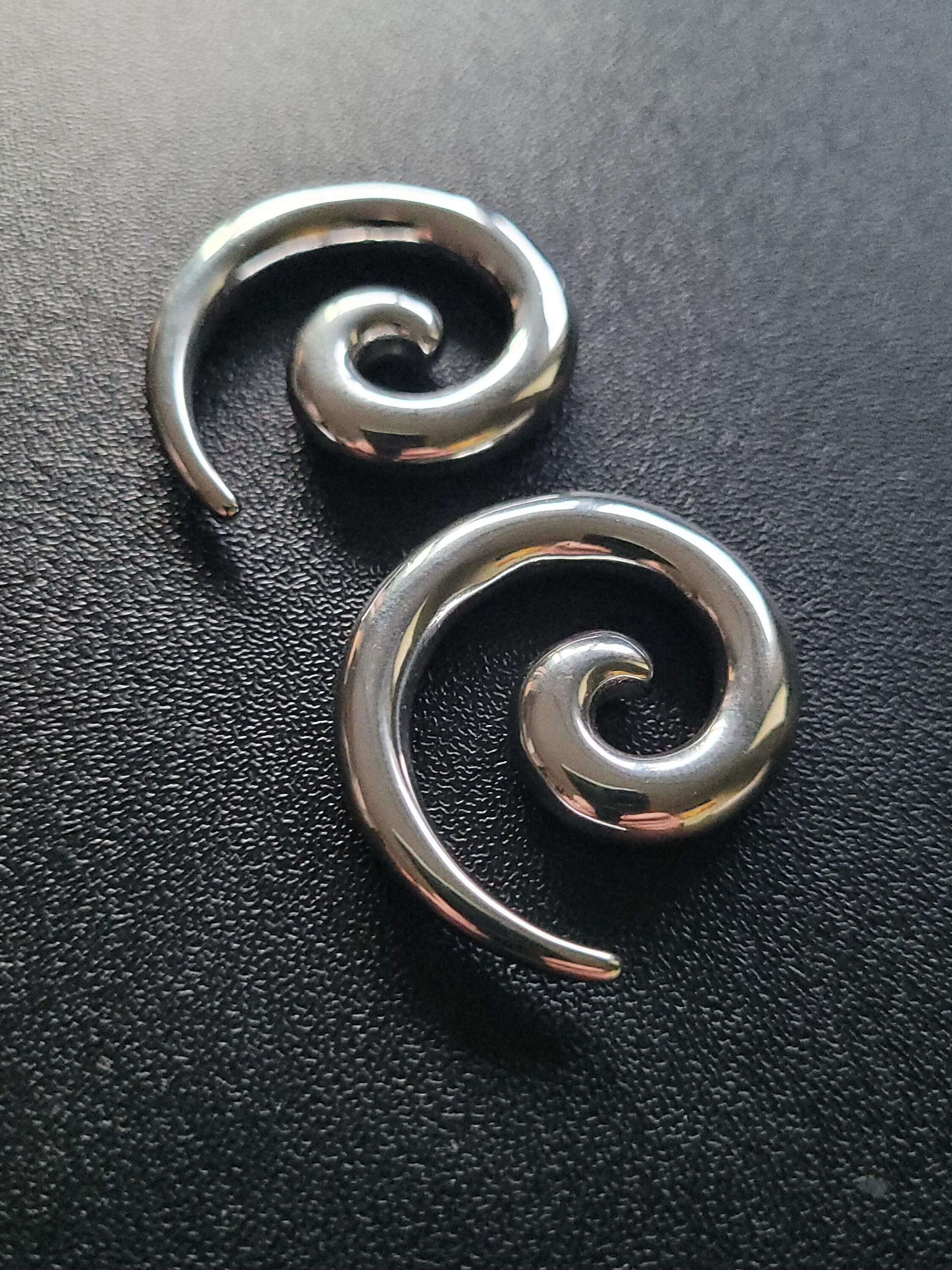 9x Black Or White Acrylic Ear Snail Spirals Tunnels Plug Stretchers Tapers