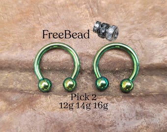 CHOOSE 2 Green Titanium Steel Pinchers Ear Plugs Horseshoes Gauges Septum Stretching Ring 12g 14g 16g Circular Barbell big jewelry Christmas