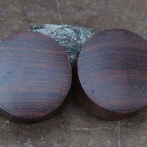 Ein Paar Ohr Plugs aus Holz, handgeschnitzt 3/4 7/8 24mm 28mm 30mm