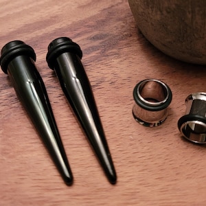 Paire de tubes coniques et tunnels en acier noir Jauges de bouchons de jauge 1 g 9 mm 14 g 12 g 10 g 8 g 6 g 4 g 2 g 0 g 00 g 7 mm 10 mm 8 mm entre les deux