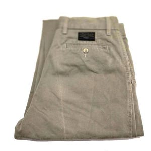 Op de afbeelding: Opgevouwen kaki broek met een knoopsluiting en een klein label op de rug. De broek is gemaakt van een stevig materiaal en heeft een klassiek ontwerp, geschikt voor casual of semi-formele gelegenheden.