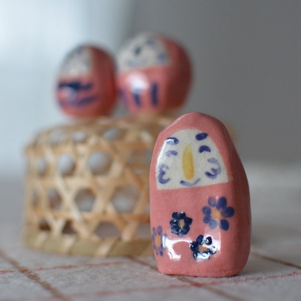 Petits porte bonheurs Daruma en grès blanc