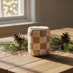 Vaso a cuadros hecho a mano • Taza de cerámica invernal • Acogedora taza navideña para llevar • Taza nórdica navideña • Regalo hecho a mano para ella - Taza con decoración minimalista