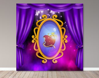 Pode incluir: Um fundo roxo com uma moldura de espelho dourada adornada. O espelho reflete uma maçã vermelha com uma mordida. O fundo tem um efeito de céu estrelado.