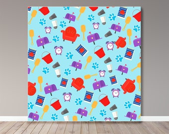 Puede incluir: Un fondo azul con un patrón repetitivo de varios objetos rojos, amarillos, morados y azules. Los objetos incluyen buzones, cubos, palas, despertadores, huellas de patas y sillones.