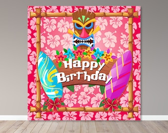 Könnte beinhalten: Ein rosafarbener und grüner tropischer Geburtstagshintergrund mit einer Tiki-Maske, Surfbrettern und dem Text "Happy Birthday".