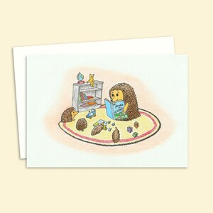Cartão de felicitações com ouriços fofos e uma ilustração desenhada à mão de filhotes de porquinhos aproveitando a hora da história, com espaço em branco para sua própria mensagem