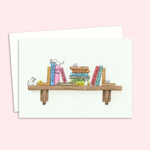 Weiße Mäuse Grußkarte mit einer Hand gezeichneten Illustration von niedlichen Mäusen auf einem Bücherregal, lustige Karte leer gelassen für Ihre eigene Nachricht