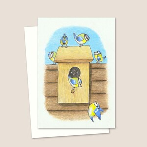 Biglietto d'auguri con uccellini da giardino - Illustrazione disegnata a mano di una cassetta nido per uccelli - Interno vuoto per il tuo messaggio