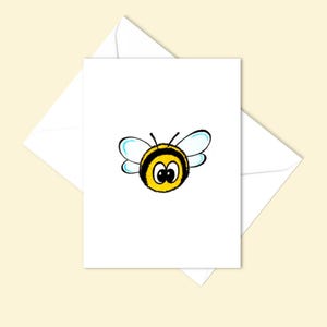 Jolie carte en forme d'abeille avec une illustration de dessin animé dessiné à la main, une carte idéale pour les amateurs d'abeilles et une carte vierge à l'intérieur pour votre propre message