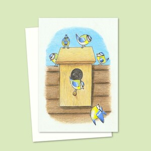 Biglietto d'auguri con uccellini da giardino - Illustrazione disegnata a mano di una cassetta nido per uccelli - Interno vuoto per il tuo messaggio