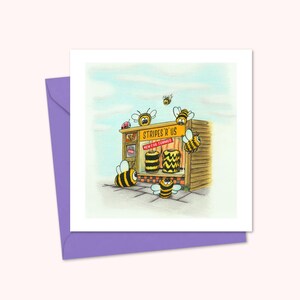 Biglietto d'auguri con api carine e una divertente illustrazione disegnata a mano di api in giro per lo shopping, interno vuoto per un tocco personale.
