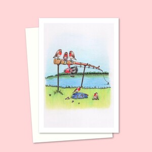 Cartão de felicitações com pássaros da margem do rio - Ilustração desenhada à mão de uma vara de pescar e tordos na margem do rio - Interior em branco para sua própria mensagem