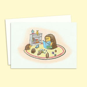 Biglietto d'auguri con simpatici ricci e illustrazione disegnata a mano di piccoli porcellini che si divertono con le storie, interno vuoto per il tuo messaggio.