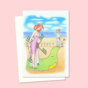 Cartão de felicitações Crazy Golf com ilustração desenhada à mão no estilo de cartão postal à beira-mar, com interior em branco para sua própria mensagem