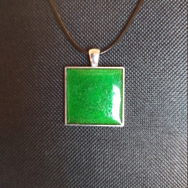 Collier pendentif en résine époxy carré vert plat