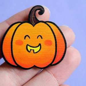 Słodka przypinka z dynią - przypinka Jack o' Lantern - akcesoria na Halloween - wycinana laserowo drewniana broszka - prezent Samhain