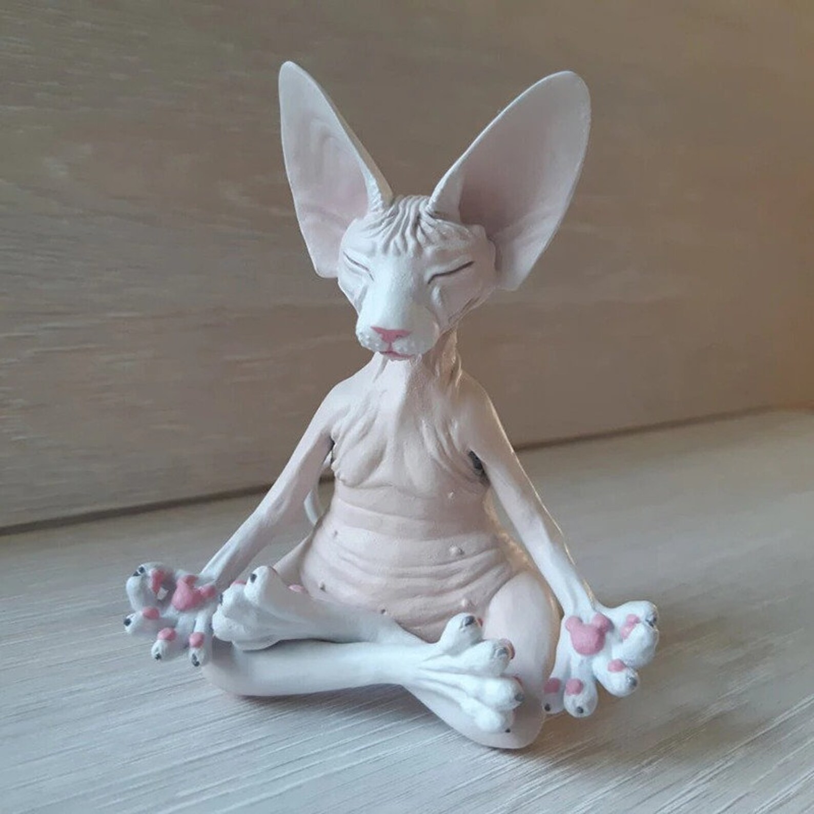 small cat statue