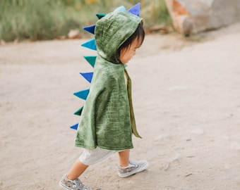 Cape à capuche pour bébé dinosaure ! Cape en velours doux avec finition satinée. Cape de dinosaure pour tout-petits, déguisement pour jouer à faire semblant, déguisement pour enfants