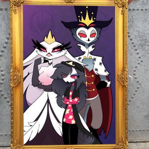 Op de afbeelding: Een ingelijste illustratie van drie cartoonfiguren. De figuren zijn een vrouw met wit haar en een kroon, een man met een zwarte hoge hoed en een rood-wit pak, en een vrouw met zwart haar en een roze-wit shirt. De achtergrond is paars.
