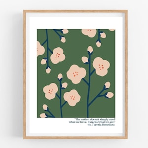Puede incluir: Una impresión de arte imprimible con un fondo verde y un patrón floral de flores rosas con centros rojos. La cita "La nación no necesita simplemente lo que tenemos. Necesita lo que somos." -Santa Teresa Benedicta está impresa en la parte inferior de la impresión.