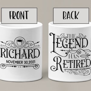 Peut inclure: Mug en c&eacute;ramique blanche avec du texte et un motif noirs. Le devant du mug dit "Richard November 30, 2021" avec une ic&ocirc;ne de tasse &agrave; caf&eacute;. Le dos du mug dit "The Legend Has Retired".