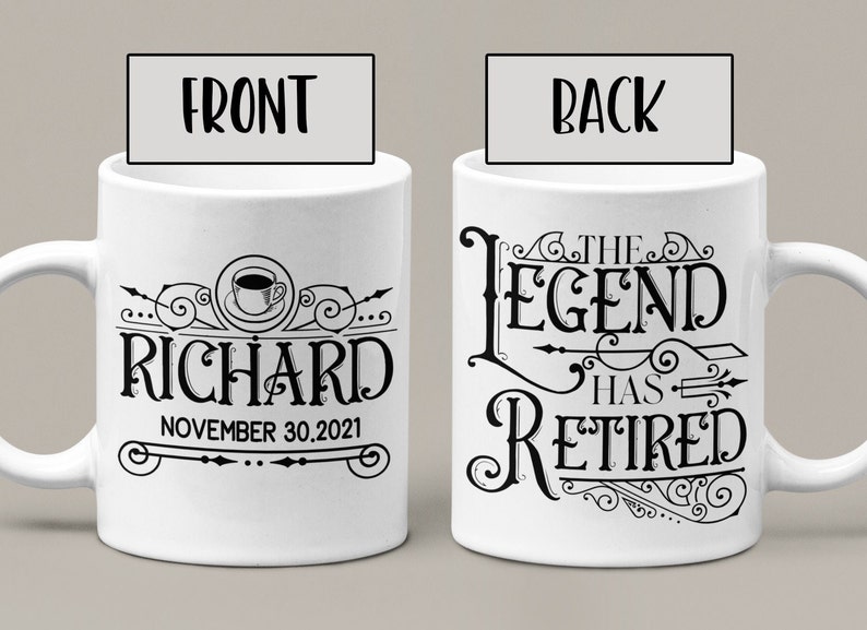 Peut inclure: Mug en c&eacute;ramique blanche avec du texte et un motif noirs. Le devant du mug dit "Richard November 30, 2021" avec une ic&ocirc;ne de tasse &agrave; caf&eacute;. Le dos du mug dit "The Legend Has Retired".