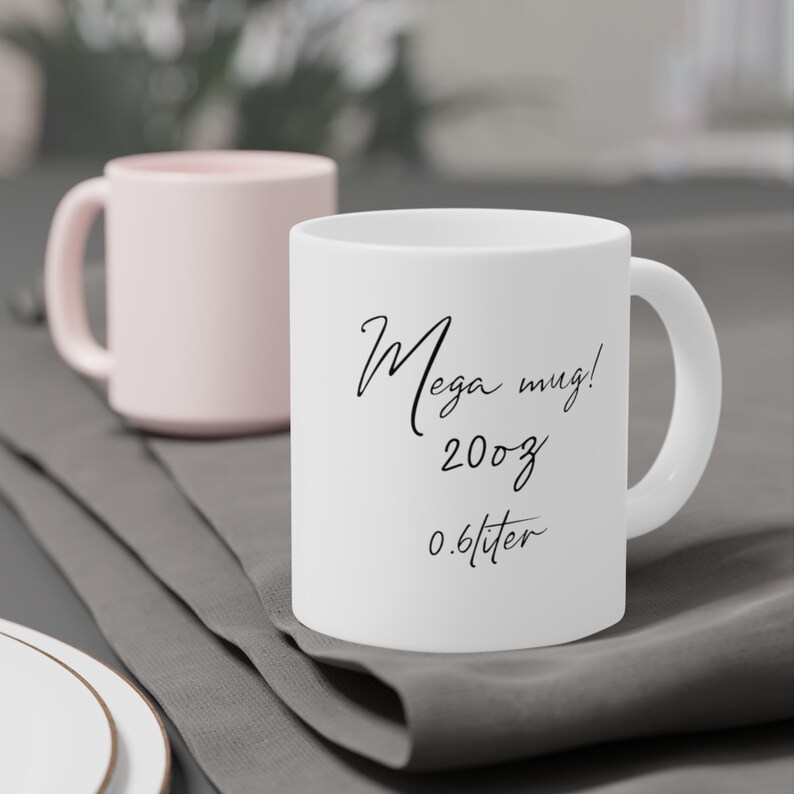 Peut inclure: Mug en c&eacute;ramique blanche avec du texte noir qui dit "Mega mug! 20oz 0.6liter".