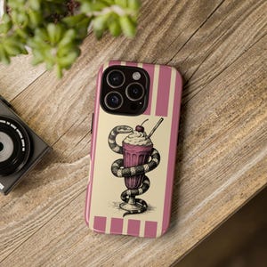 Étui pour téléphone vintage Snake Milkshake, housse de téléphone artistique, cadeau unique pour lui ou elle, esthétique rétro, accessoire pour amateur de gastronomie image 4