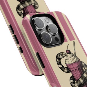 Étui pour téléphone vintage Snake Milkshake, housse de téléphone artistique, cadeau unique pour lui ou elle, esthétique rétro, accessoire pour amateur de gastronomie image 2