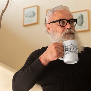 Peut inclure: Une tasse en c&eacute;ramique blanche avec un motif noir qui dit "Richard, 30 novembre 2017".