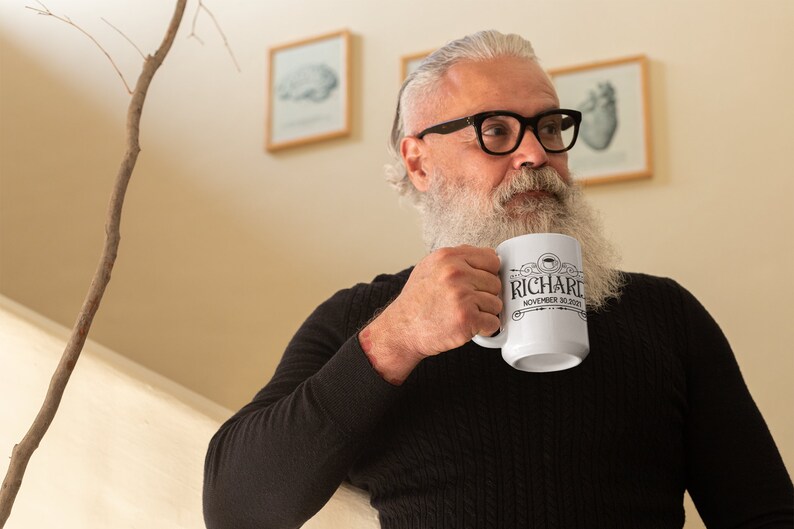 Peut inclure: Une tasse en c&eacute;ramique blanche avec un motif noir qui dit "Richard, 30 novembre 2017".
