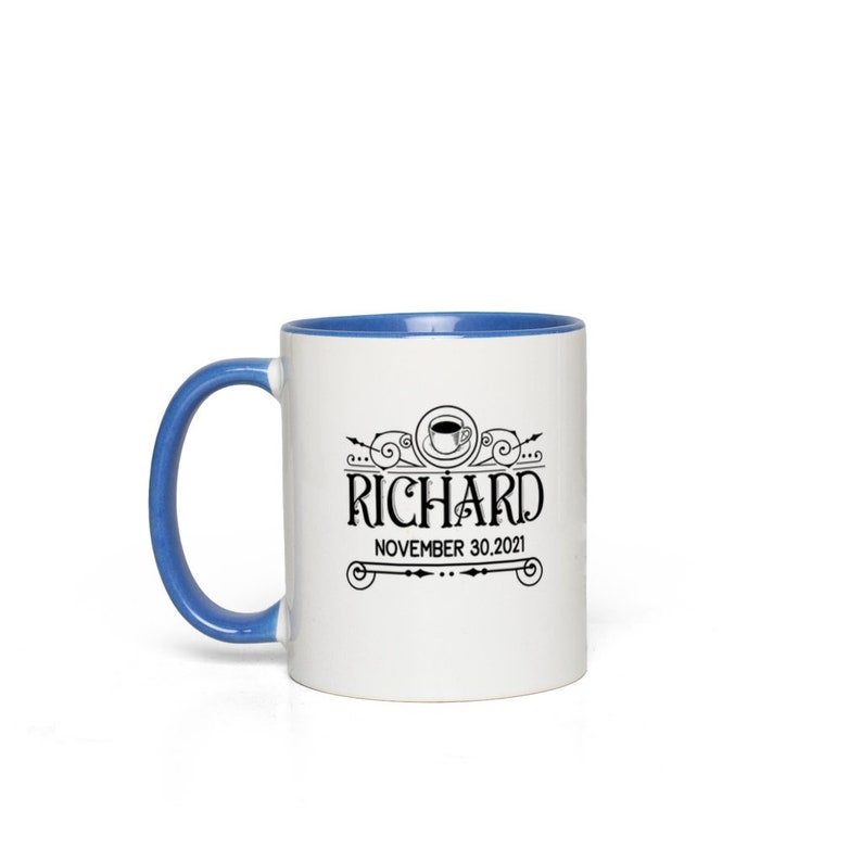 Peut inclure: Une tasse &agrave; caf&eacute; en c&eacute;ramique blanche avec un bord bleu. La tasse pr&eacute;sente un motif noir avec le texte "RICHARD NOVEMBRE 30, 2021" et un graphique de tasse &agrave; caf&eacute; stylis&eacute;.