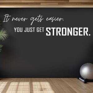 Vinilo decorativo para gimnasio: "Nunca se vuelve más fácil, solo te vuelves más fuerte". Adhesivo con cita motivacional. Decoración de pared para gimnasio en casa.