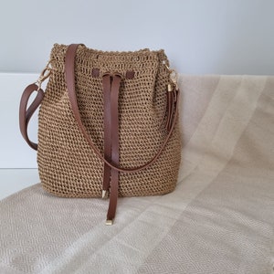 Accessorio in pelle, borsa tote, filato di carta color cammello, borsa a tracolla da spiaggia ed estate, borsa lavorata a maglia fatta a mano, borsa a tracolla fatta a mano