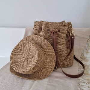 Set di cappelli color cammello, borsa a tracolla in pelle vegana, accessori, filato di carta color cammello e