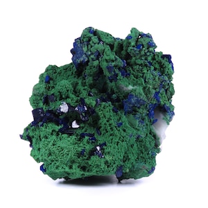 Puede incluir: Un espécimen natural de azurita y malaquita. El mineral presenta una base de malaquita verde vibrante con grupos de azurita azul oscuro. El espécimen tiene una superficie rugosa y texturizada y está sobre un fondo blanco. Pieza única para coleccionistas.