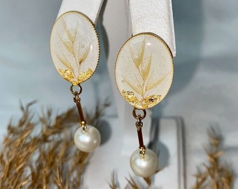 Gold Plated Vintage Style Earrings with Pearls, Botanical earrings, Vintage dried flower 1920s Earrings, Epoxy Resin Dangle earrings S060