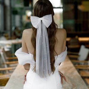 Pearl Tulle Bridal Hair Bow, Veil Alternative for Bride, Wedding Hair Clip with Pearls, Elegant Bride Hair Accessory