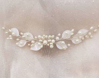 Minimalistic wedding comb. Pearl wedding hair comb with leaves, wedding comb, bridal hair jewelry G117