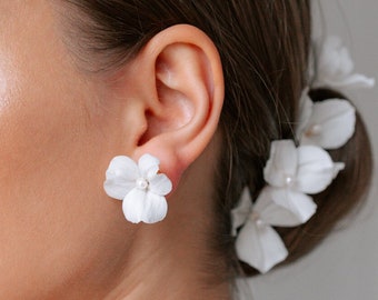 Boucles d'oreilles florales blanches, boucles d'oreilles de mariée en porcelaine, clous de fleurs blancs et dorés, boucles d'oreilles bohèmes en perles, boucle d'oreille de demoiselle d'honneur S052