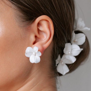 White Floral Earrings, Bridal Porcelain Earrings, White and gold flower studs, Boho pearl flower earrings, Statement Bridesmaid Earring S052