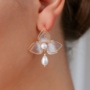 Floral earrings. Gold flower earrings, pearl earrings, wedding pearl earrings, flower drop earrings S068