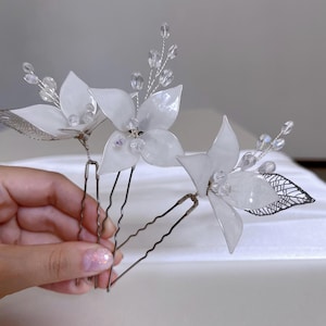 Bridal hair pin set with resin flowers and leaves/ Handmade wedding hair jewelry/ Woman flower hairpiece/ bridal party gifts G104