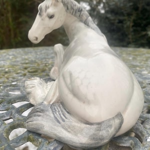 Beswick Shire Mare (liegend) Modell nos 2459 in Grey Gloss 1973-1976